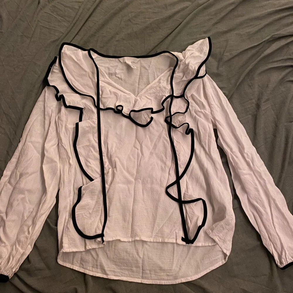 Här är en vit blus med svarta detaljer. Den är lite skrynklig men kan strycka den✨. Köpte den för 350. Inte dom bästa bilderna men kan inte visa på för den är för liten. Den har blivit tvättad i fel grad så den har krympt. Så istället för storlek xs skulle jag säga att den är xxs ❤️. Puserot.