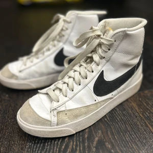 Nike Blazer Mid sneakers - Snygga vita Nike Blazer Mid sneakers. Endast använd ett fåtal gånger. 