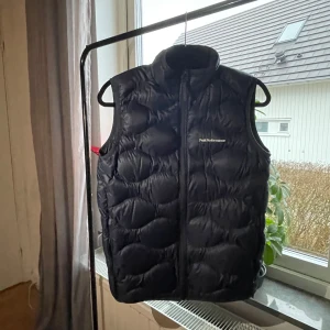 Mörkblå väst från Peak Performance - Säljer en mörkblå väst från Peak Performance. Bra skick använd 1-3 gånger. Nypris 1300. Passar storlek S