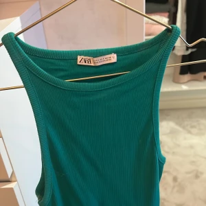 Grön klänning Zara - Fin mellanlång klänning från Zara🥰 
