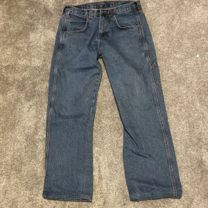 Painter jeans - Säljer ett par raka painter jeans av märket OldAxe. Mycket bra skick. Storlek W32/L34, passar mig på 177 cm. Skriv vid frågor eller fler bilder. 