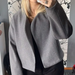 Jacka - Skit snygg grå jacka från GinaTricot🥰