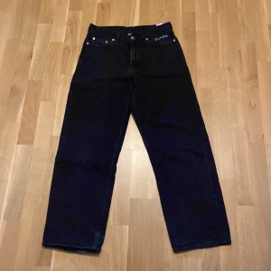 Svarta jeansbyxor från Sweet Sktbs - Snygga svarta jeansbyxor från Sweet Sktbs i storlek XX-Small. Klassisk design med fem fickor.  Perfekta för en stilren look.                                                              Det är lite mer baggy jeans.                                  Köpare står för frakt.