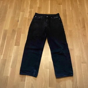 Svarta jeans från Sweet Skateboarding Company - Säljer ett par svarta jeans från Sweet Skateboarding Company. De har en klassisk femficksdesign och en rak passform. Perfekta för en avslappnad stil. Lite mer åt baggy jeans hållet.                                                    Köpare står för frakt