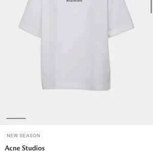 Vit t-shirt från Acne Studios - Säljer en stilren vit t-shirt från Acne Studios. T-shirten har korta ärmar och en diskret logga på. Inga defekter och som ny i storlek S 💗
