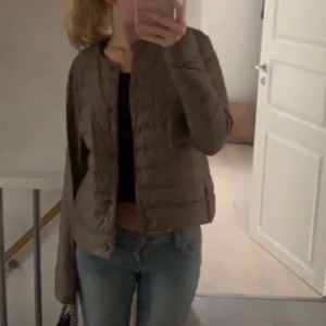 Brun pufferjacka - Säljer en brun uniqlo jacka i fint skick i storlek xs