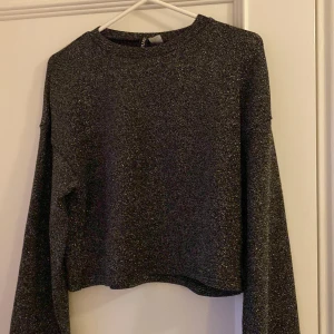 Glittrig topp - Långärmad glittrig topp perfekt till nyår! Jättebra skick, svart med silverglitter