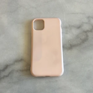 Alla skal är till iPhone 11!! - Ett jätte fint och basic rosa skal som är lite somrigt och en fin färg 💞😍