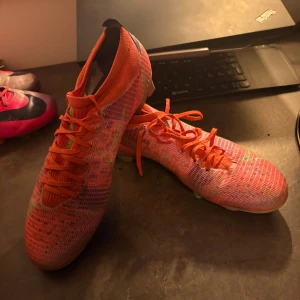 Nike vapor - Rosa Nike vapor, fint skick, något smutsiga, saknas sulor och ett litet hål vid ankeln, i ”strumpan”, denna modellen sitter perfekt på foten