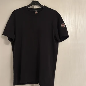 Colmar T-shirt - Säljer nu denna fina T-shirten från colmar. Tröjan är sparsamt använd och är i toppskick och har inga defekter. Tröjan har väldigt fin kvalitet och känns som piké i materialet. Köpt på NK. Nypris 1000. Tveka inte på att höra av sig vid minsta fundering!