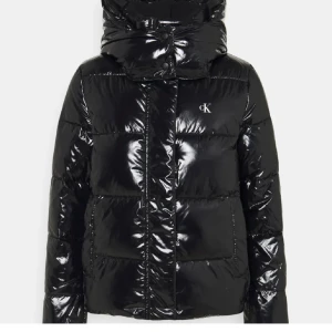 Calvin Klein Jacka  - Glansig jacka i jätte fint skick hör av er vid frågor💓