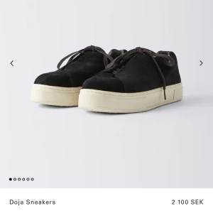 Svarta Eytys Doja Sneakers i Mocka💓 - Snygga svarta sneakers från Eytys i modellen Doja i mocka. Skorna har snörning och en stilren design som passar perfekt till vardags. Säljer då de inte längre kommer till användning. Skorna är använda men ändå i mycket bra skick, bara lite slitna på insida häl (se bild ovan).❤️
