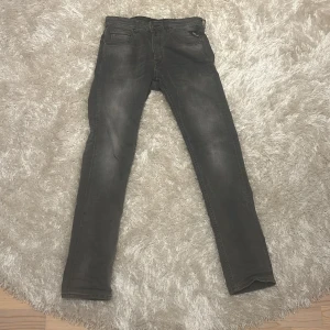 Replay jeans - Säljer nu dessa riktigt snygga Replay jeansen i storlek 29/32. Byxorna är nästan aldrig använda och dom ser ut att vara helt nya.