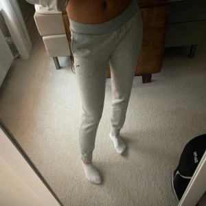 Grå mjukisbyxor från Puma - Säljer ett par grå mjukisbyxor från Puma. De har en normal passform med elastisk midja och muddar vid bensluten. Perfekta för en avslappnad stil.