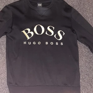 Svart tröja från Hugo Boss - Hugo boss tröja storlek XS säljer den gå jag rensar garderob den är använd och det syns lite men tagits hand om bra 