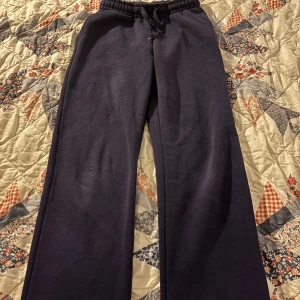 Marinblåa mjukisbyxor med snörning - Bekväma marinblåa mjukisbyxor med elastisk midja och snörning. Perfekta för en avslappnad dag hemma eller på språng.