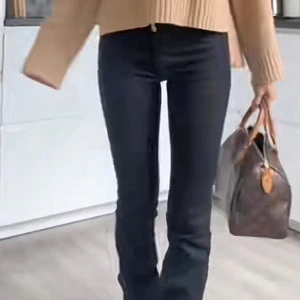 Svarta bootcut jeans - Populära jeans från hm!!! Bra skick då de inte kommit till användning😍
