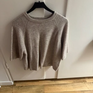 Beige stickad tröja från lager 157 - Mysig beige-rosa  stickad tröja från lager  157 med rund hals och halv  långa ärmar. Tröjan är i bra skick och knappt använd 