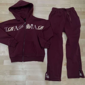 TRAPSTAR SET - Säljer ett helt nytt trapstar sett eftersom den inte passar mig, jätte tjockt material perfekt för vintern i en avslappnad stil pris kan diskuteras vid snabbt köp, Först till kvarn!