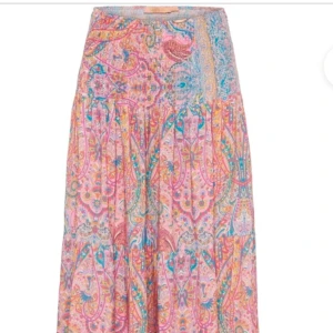 Mönstrad långkjol från Marta de Cahteau - Säljer en färgglad långkjol med ett vackert mönster. Den är perfekt för midsommar eller en strand dag i Grekland. Den passar ju såklart till den klassiska svenska sommaren också. Den är i onesize storlek men passar mig som har Xs/S/M. Jag säljer den då den är för kort på mig som är 170cm lång. Den är i nyskick och är ALDRIG andvänd❣️