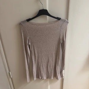Beige långärmad topp - Säljer en intimissimi  topp i mjukt material. Tröjan är nästan aldrig använd så säljer pga att den bara hänger i garderoben.