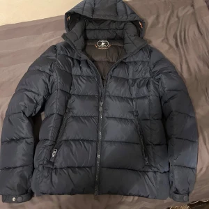 Save the duck vintejacka - Säljer en mörkblå vinterjacka från Save the duck. Nästan helt oanvänd så skick 9/10. Storlek L men sitter som M. Nypris 2899 och mitt pris endast 999 kr. Säljs för att den inte kommer till användning.