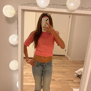 Festtopp - Säljer den här jättefina rosa popcorn tröjan som är köpt från monki. Den går inte att köpa längre. Den är i jättefint skick o använd endast ett fåtal gånger. Ser nu ut.🎀🎀🫶🏼🫶🏼