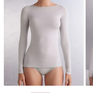 Ljusgrå långärmad topp (intimissimi)  - Säljer en stilren ljusgrå långärmad topp med en tight passform. Perfekt för lager-på-lager eller som den är. Enkel och mångsidig design.