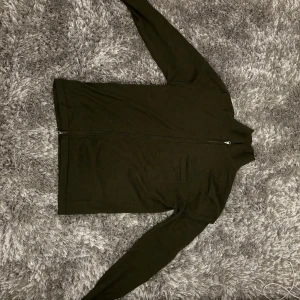 Olivgrön tröja med dragkedja från J.Lindeberg - En go j.lindberg kofta som knappt är använd! Hör av dig om du har ngn fråga?