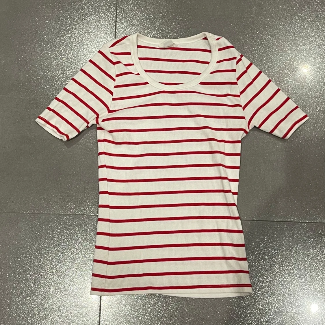 Vit och röd randig t-shirt 