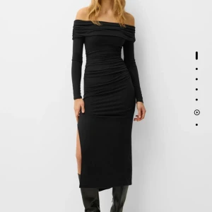 Söker denna klänning från Bershka - Söker denna klänning från bershka i storlek xs.🩷