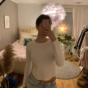 Vit långärmad topp från Zara - Säljer en vit långärmad topp från Zara. Perfekt i storleken men passar även en som har str S. Säljer då den blivit lite för liten för mig. Har inte använt den mer än två gånger.