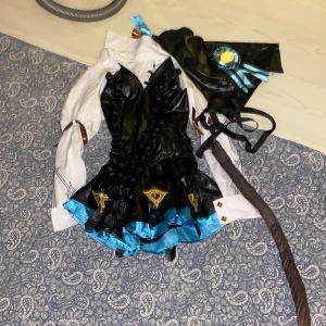 Svart och blå cosplayklänning Lynette genshin impact - Har padding, säljer peruk enskilt