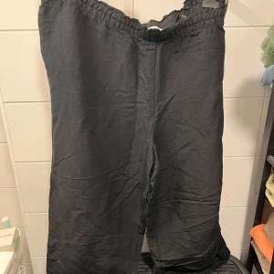 Svarta linnebyxor - Säljer ett par svarta linnebyxor i storlek XXL. Byxorna har en elastisk midja för extra komfort och en avslappnad passform. Perfekta för en ledig stil.