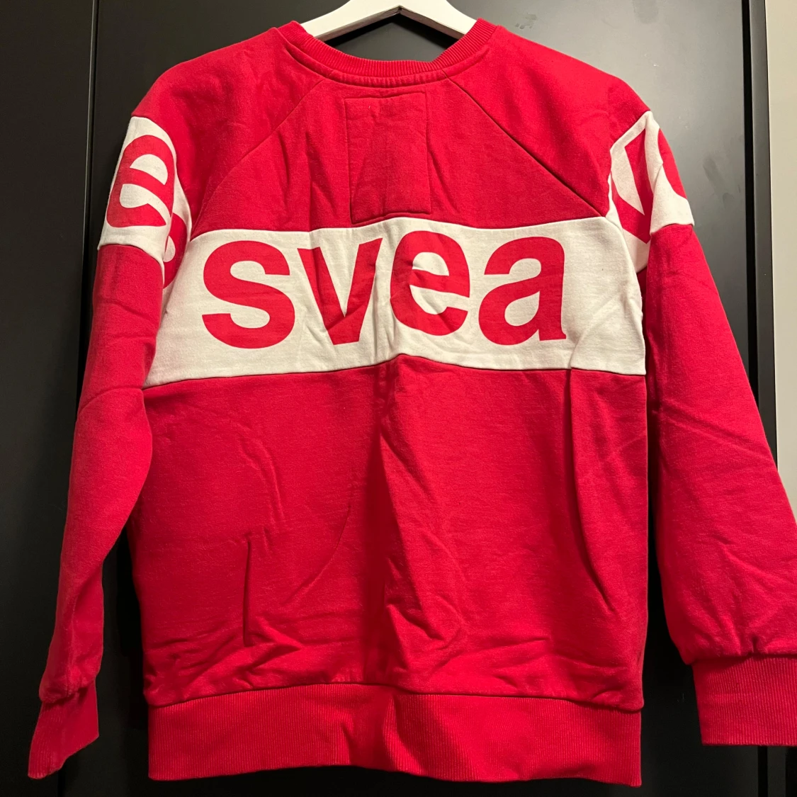 Röd och vit tröja från Svea - 90