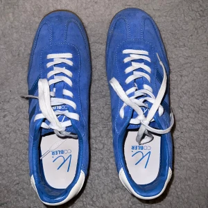 Blå sneakers - Snygga blå sneakers från K.Cobler i mocka med vita detaljer. 