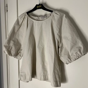 H&M blus - Beige hm blus med puffärm som är enkel och elegant