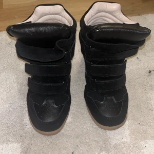 Isabel marant liknande skor - Säljer ett par superliknande isabel marant skor. Helt nya och aldrig använda utanför hemmet. I storlek 39 och är true to size. Skriv vid fler funderingar🩷