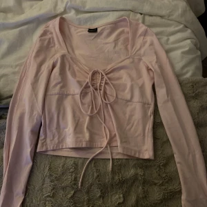 Rosa tröja  - Långärmad tröja från ginatricot med slitsar vid ärmarna, aldrig använd storlek M men funkar som S . Lite kortare i modellen