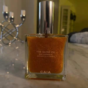 Body shimmer oil Caia  - En body shimmer oil från Caia i deras julkalender, finns inte på hemsidan och jag säljer den då jag inte kommer använda den. Har endast testat spruta en gång på handen för att se hur den såg ut, den luktar även väldigt gott💗