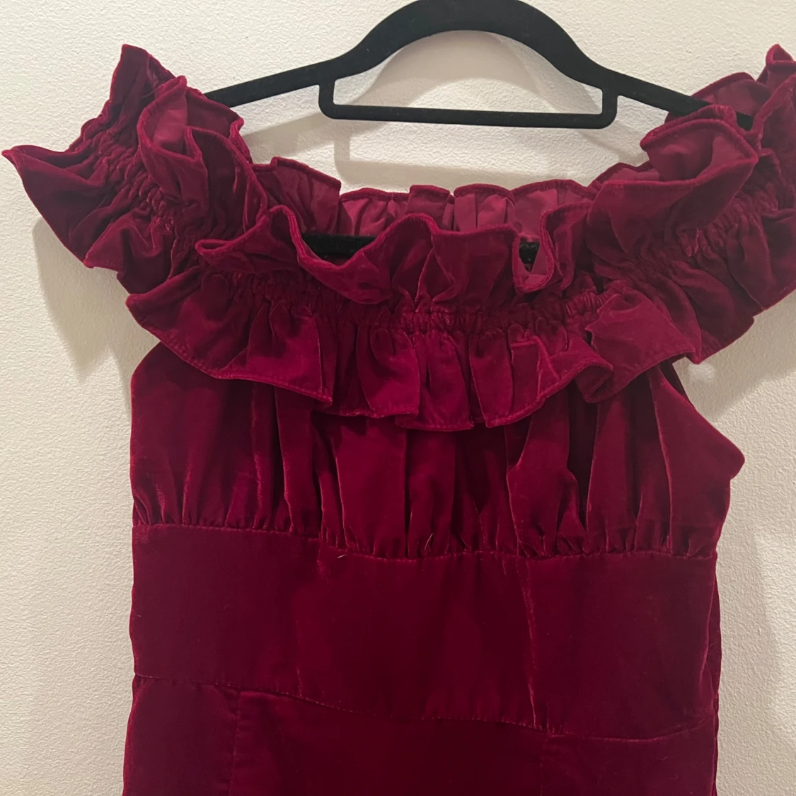 Vinröd sammets klänning från Hope & Ivy - 91