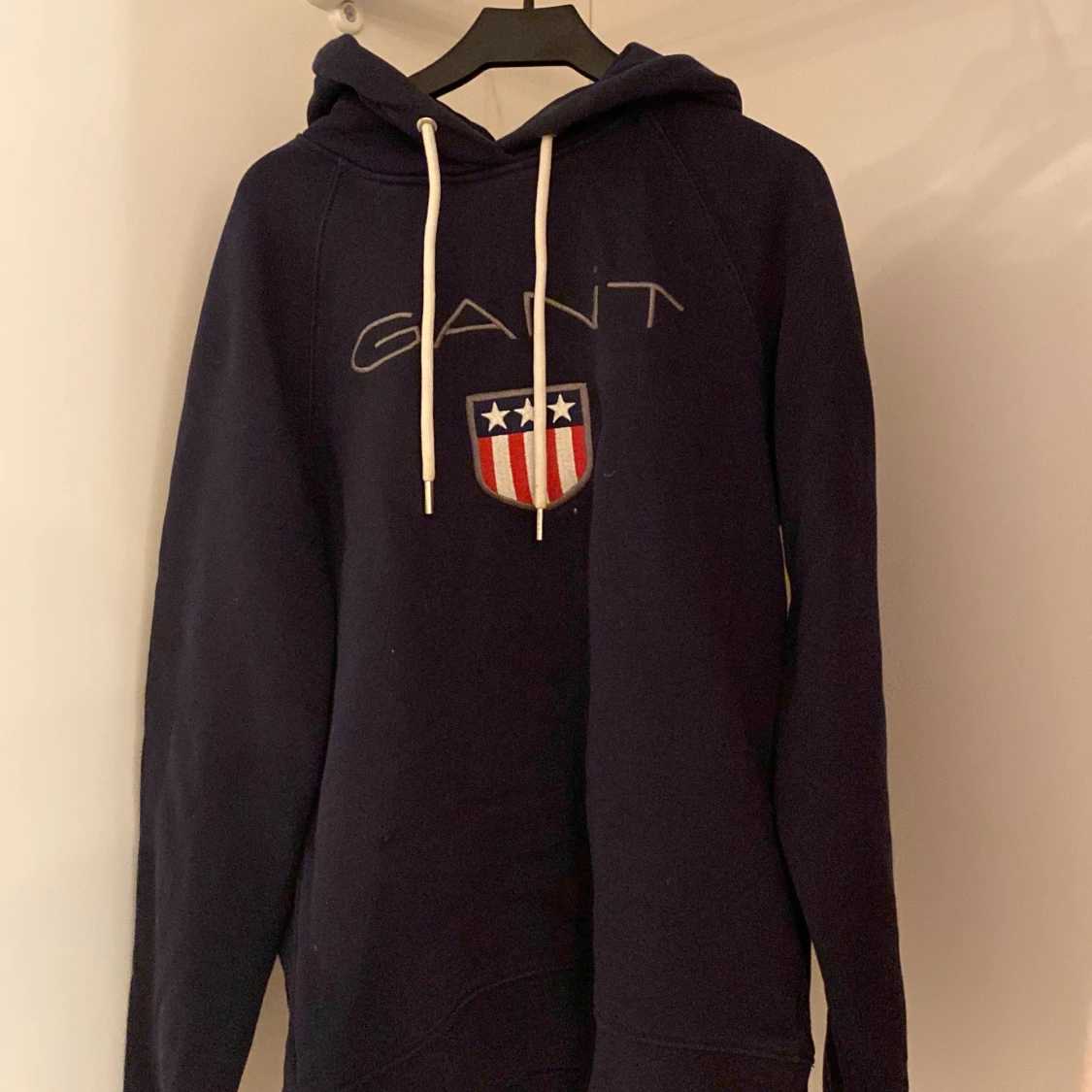 Mörkblå hoodie från GANT