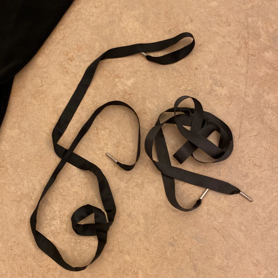 Svart hoodie och byxor i mjukt material - 93