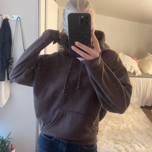 Hoodie  - En brun hoodie från bikbok. Använder inte längre