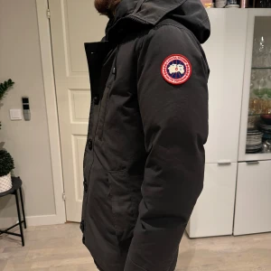 Svart Chateau parka jacka Canada Goose MAN Päls tillkommer - Säljer en svart Chateau parkajacka från Canada Goose. Storlek är S. Regular fit, det vill säga kan passa även de som har storlek M. Pälsen visas ej på bilden men tillkommer med köpet. Vid snabbaffär kan priset diskuteras. 