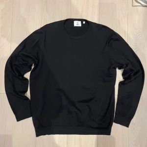 Bläck knit - Säljer en stilren knitted sweater från Bläck. Tröjan har en klassisk rund hals och långa ärmar, skön passform. Storlek Xl men sitter bra på mig som bär M-L