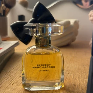 Perfect Intense från Marc Jacobs - Jätte god parfym som jag inte använder då det inte är min doft! Har kanske sprutat med den 2 gånger så den är helt ny!