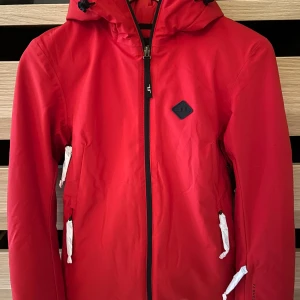 J linderberg starling jacket - Säljer nu min röda starling jacket i storlek xs. Alla taggar sitter kvar på jackan och den är aldrig andvänd utan endast testad vilket gör den till en perfekt julklapp. Kontakta mig vid intresse!