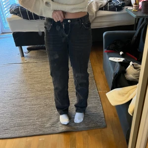Svarta jeans - Superfina raka jeans från Gina!