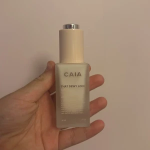 CAIA That Dewy Look - Säljer ett helt nytt serum CAIA That Dewy Look. Den kommer i en stilren glasflaska med en ljusrosa pump. Perfekt för att ge huden en fräsch och daggig finish